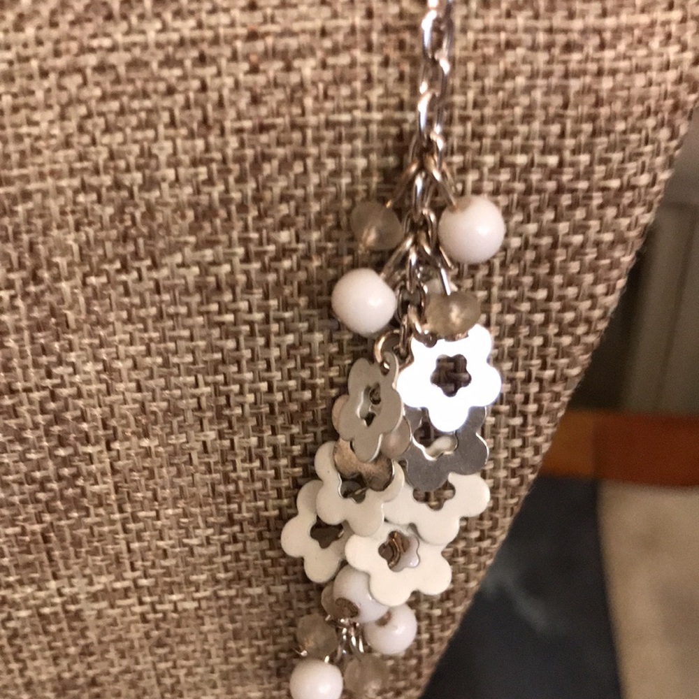 Silver-tone white flower and bead design necklace.  Very cute! - Picture 8 of 8